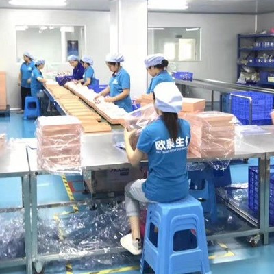 化妝品OEM廠家:頸部護(hù)膚小竅門(mén)